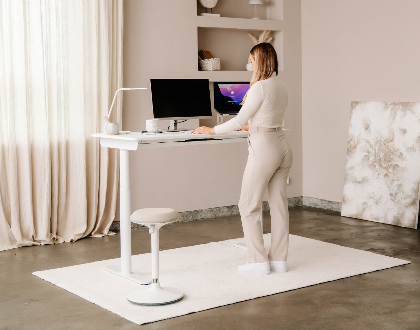 frau am höhenverstellbaren desktopia one