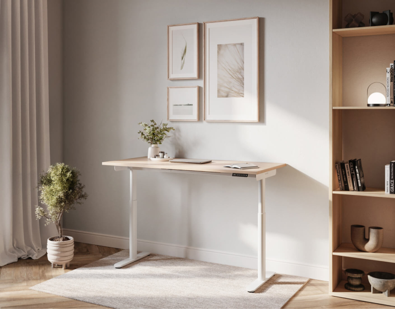 Moderner kleiner Schreibtisch höhenverstellbar in skandinavischem Design mit weißem Gestell und Holzplatte – perfekt für Home-Office oder kleine Arbeitsbereiche